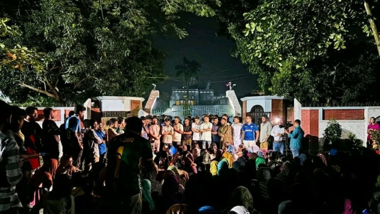 উপাচার্যের বাসভবন ঘেরাও করে বিক্ষোভ