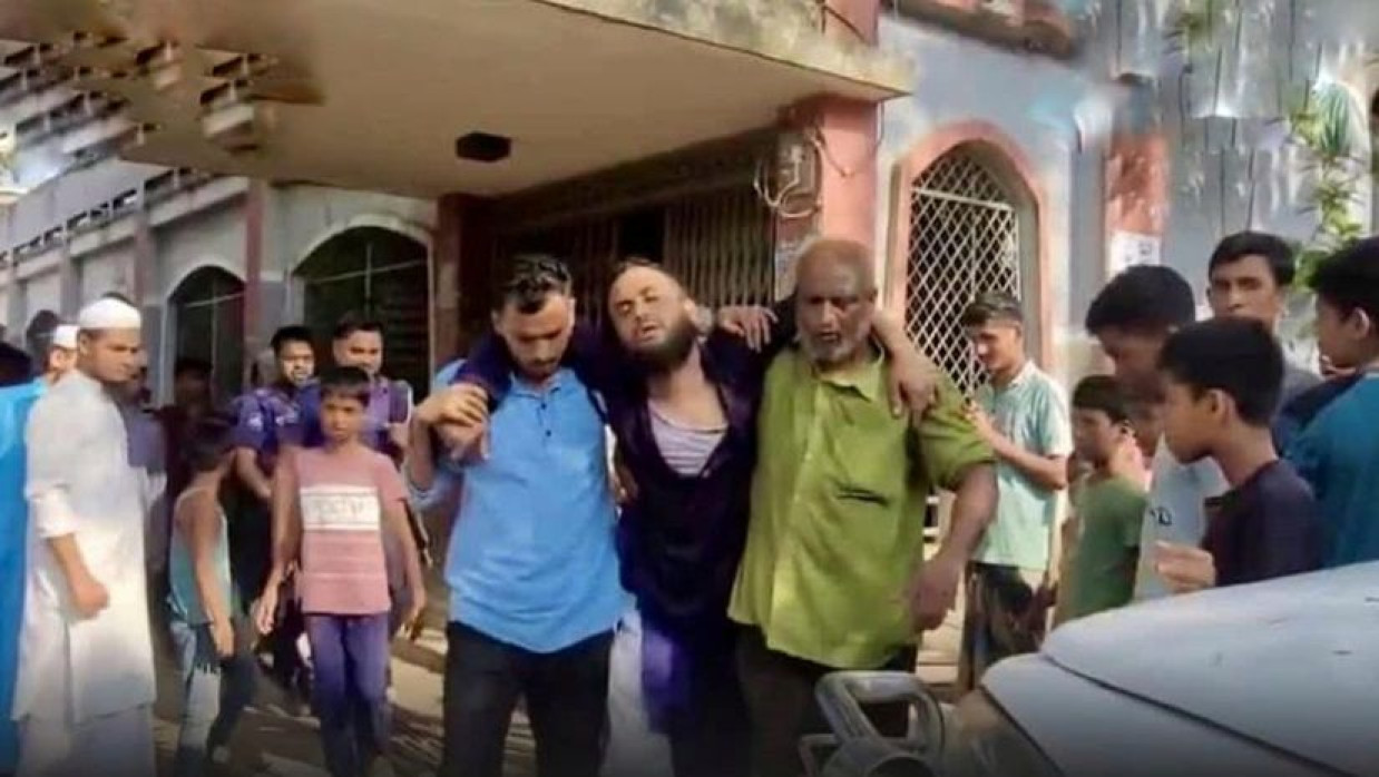 মারধরে আহত শিক্ষককে নিয়ে যাচ্ছে পুলিশ