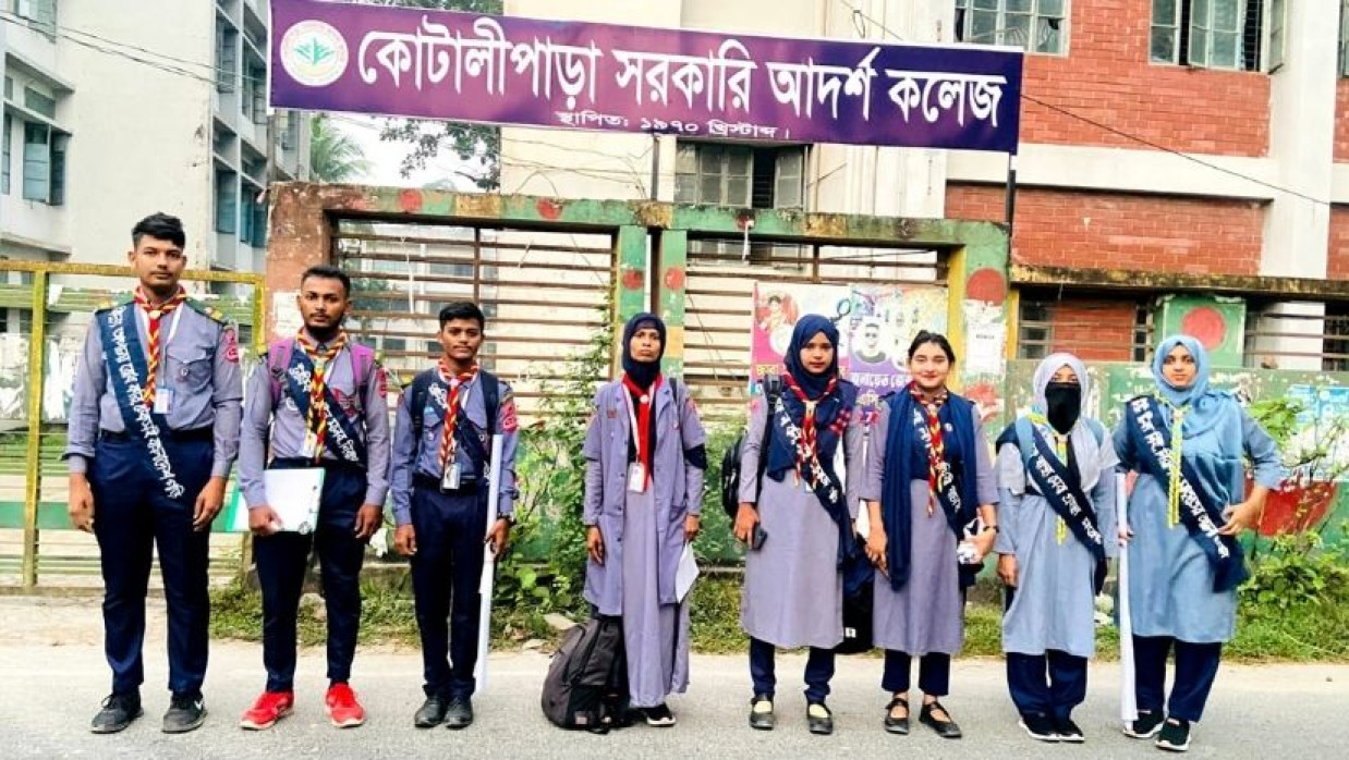 সাতজন রোভার ও গার্ল-ইন-রোভার।