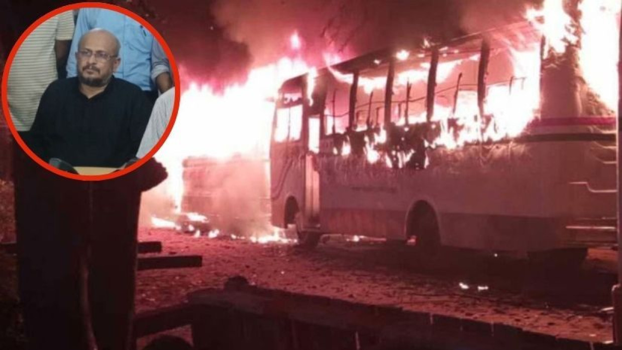 সিটি ইউনিভার্সিটিতে ভাঙচুর, অগ্নিসংযোগ ও লুট। ইনসেটে প্রক্টর অধ্যাপক আবু জায়েদ