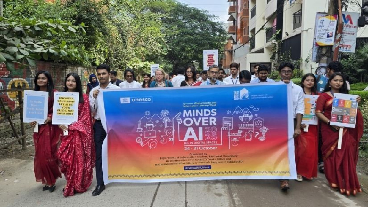 ইস্ট ওয়েস্ট ইউনিভার্সিটিতে সপ্তাহব্যাপী বিশ্ব মিডিয়া এবং তথ্য সাক্ষরতা (এমআইএল) সপ্তাহ ২০২৫ উদযাপন শুরু উপলক্ষে র‌্যালি