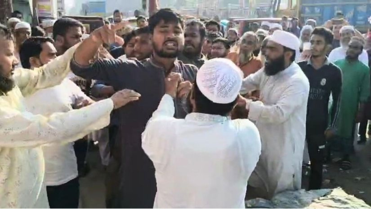 জামায়াত প্রার্থীর মাইক কেড়ে নিলেন নিজ দলের কর্মীরা