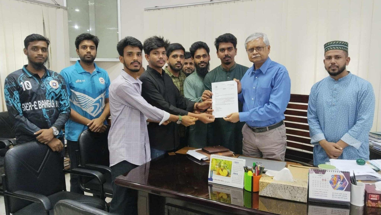 উপাচার্য অধ্যাপক সালেহ্ হাসান নকীবের কাছে স্মারকলিপি দিয়েছে হল সংসদের সদস্যরা