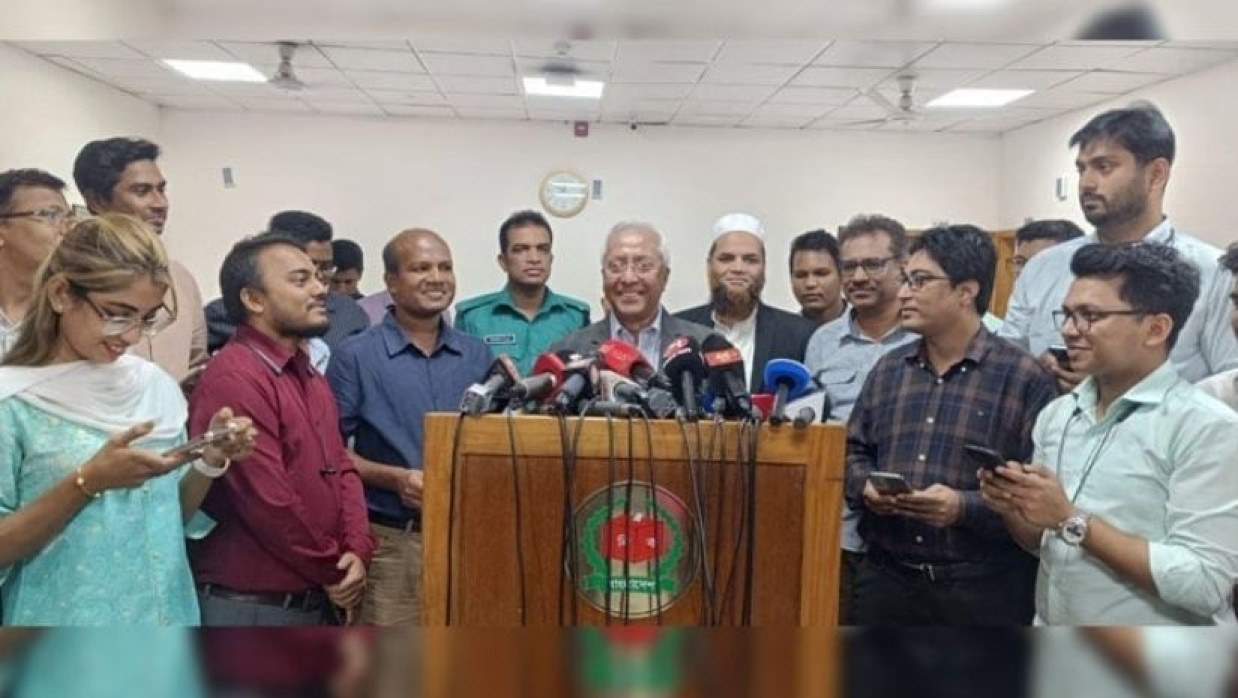 নির্বাচন ভবনে ইসি সচিবালয়ের সিনিয়র সচিব আখতার আহমেদ সাংবাদিকদের ব্রিফ করেন