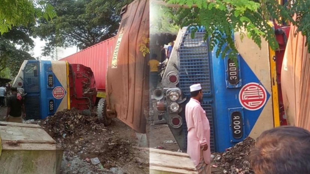 চট্টগ্রামে ট্রাকের ধাক্কায় মালবাহী ট্রেন লাইনচ্যুত