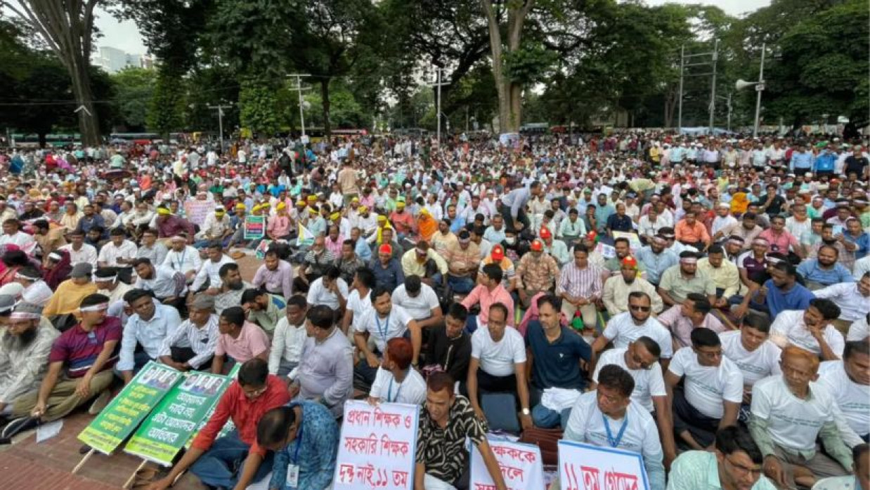 শহিদ মিনারে শিক্ষকরা