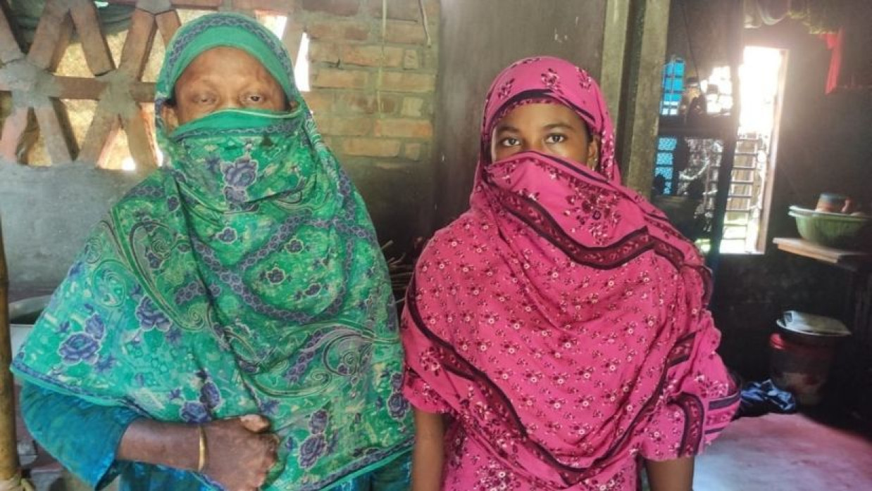 সাতক্ষীরার মেধাবী ছাত্রী রত্না খাতুন ও তার অসুস্থ মা