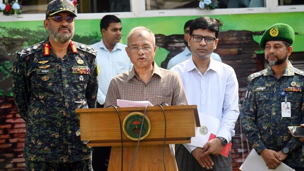 আনসার ওয়েলফেয়ার ট্রাস্টের ট্রান্সপোর্ট সার্ভিসের উদ্বোধন অনুষ্ঠানে বক্তব্য দিচ্ছেন স্বরাষ্ট্র উপদেষ্টা লেফটেন্যান্ট জেনারেল মো. জাহাঙ্গীর আলম চৌধুরী