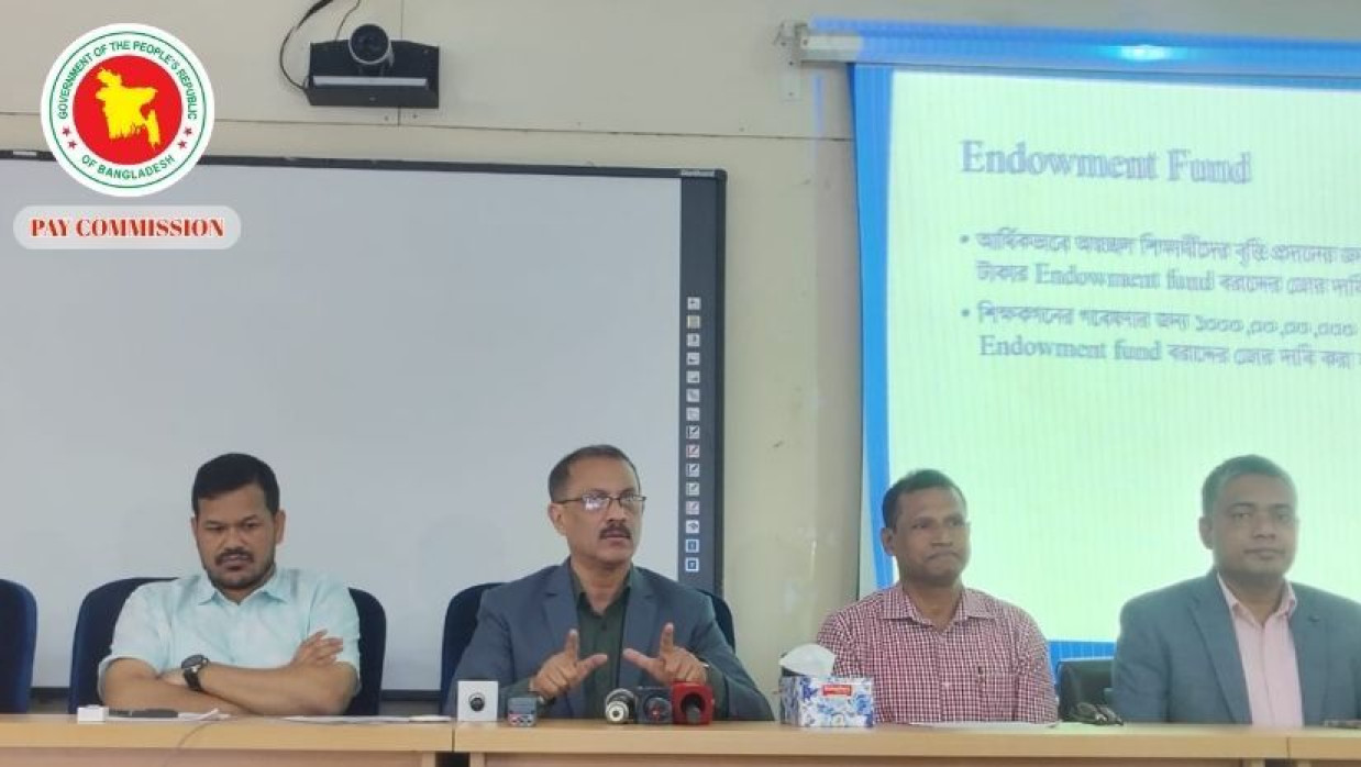 সংবাদ সম্মেলনে বক্তব্য দিচ্ছেন ঢাকা বিশ্ববিদ্যালয়ের পে প্রপোজাল কমিটির আহবায়ক ও কোষাধ্যক্ষ অধ্যাপক ড. এম. জাহাঙ্গীর আলম চৌধুরী