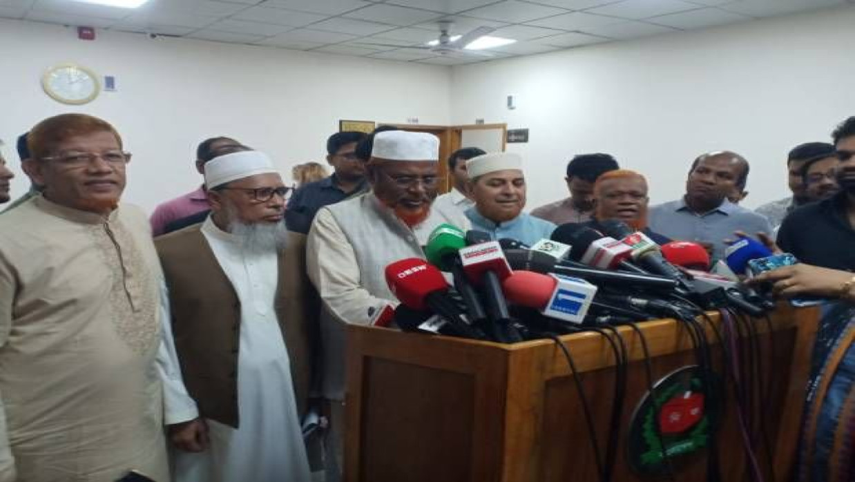 ইসির সঙ্গে বৈঠক শেষে সাংবাদিকদের সঙ্গে কথা বলছেন জামায়াত নেতারা