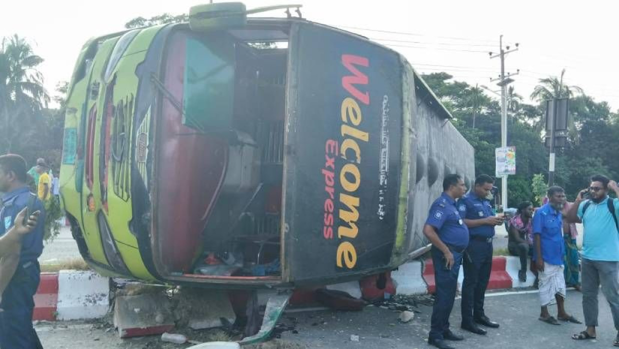 ওয়েলকাম এক্সপ্রেস পরিবহনের একটি বাস উল্টে যায় সড়কে
