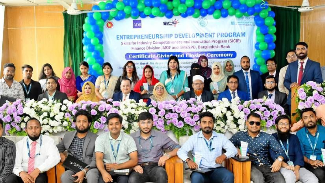 অনুষ্ঠানে ২৫ জন ট্রেনিংপ্রাপ্ত উদ্যোক্তাকে সনদ, ক্রেস্ট ও স্যুভেনির প্রদান করা হয়