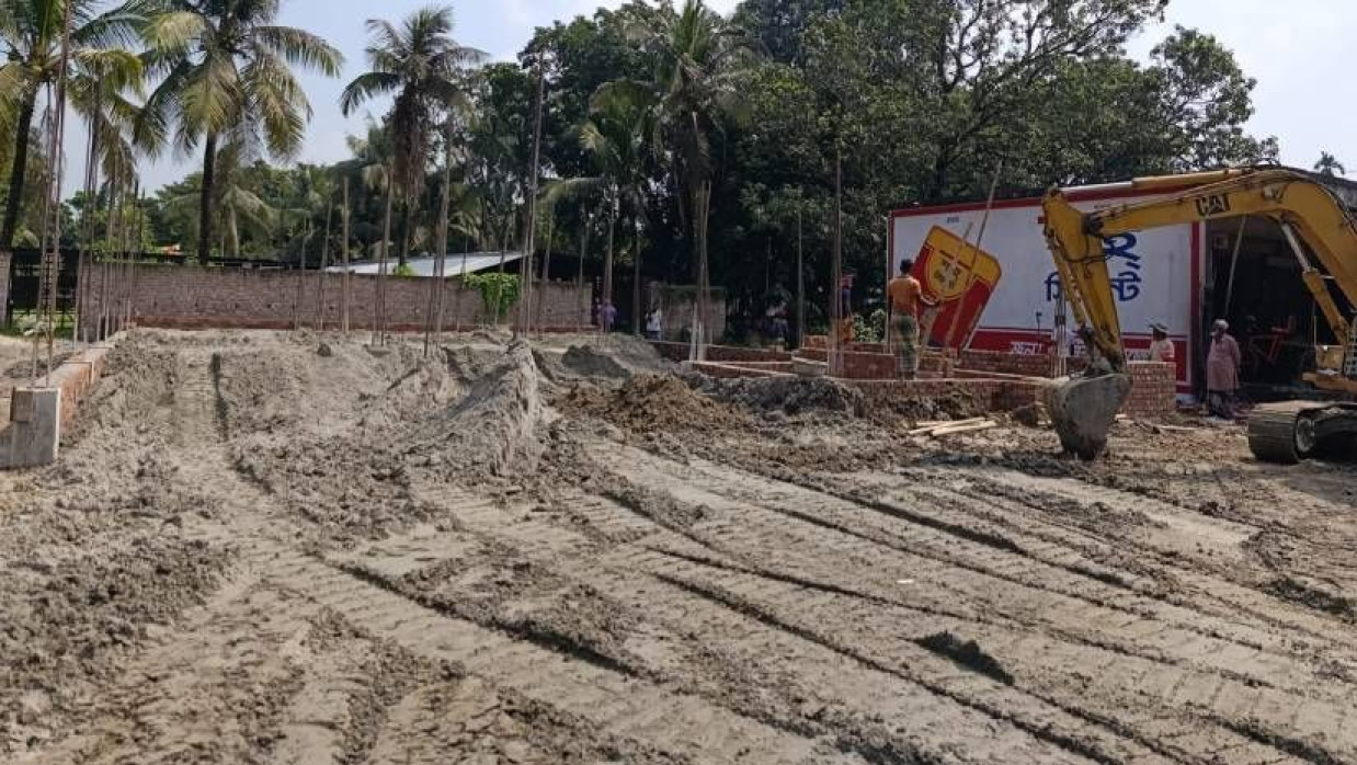 জেলা পরিষদের মালিকানাধীন খাসজমি দখল করে নির্মাণ করা হচ্ছে বহুতল মার্কেট