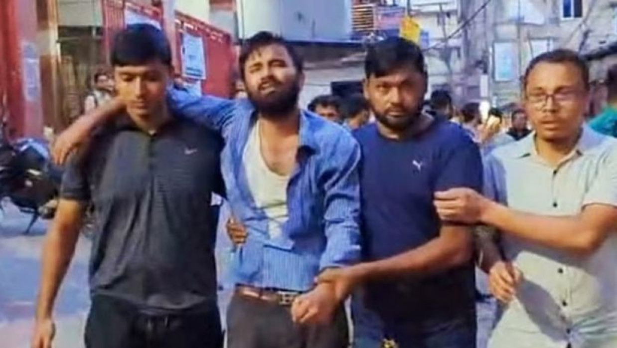 মারধরের পর আহত ছাত্রলীগ নেতাকে পুলিশ উদ্ধার করে 