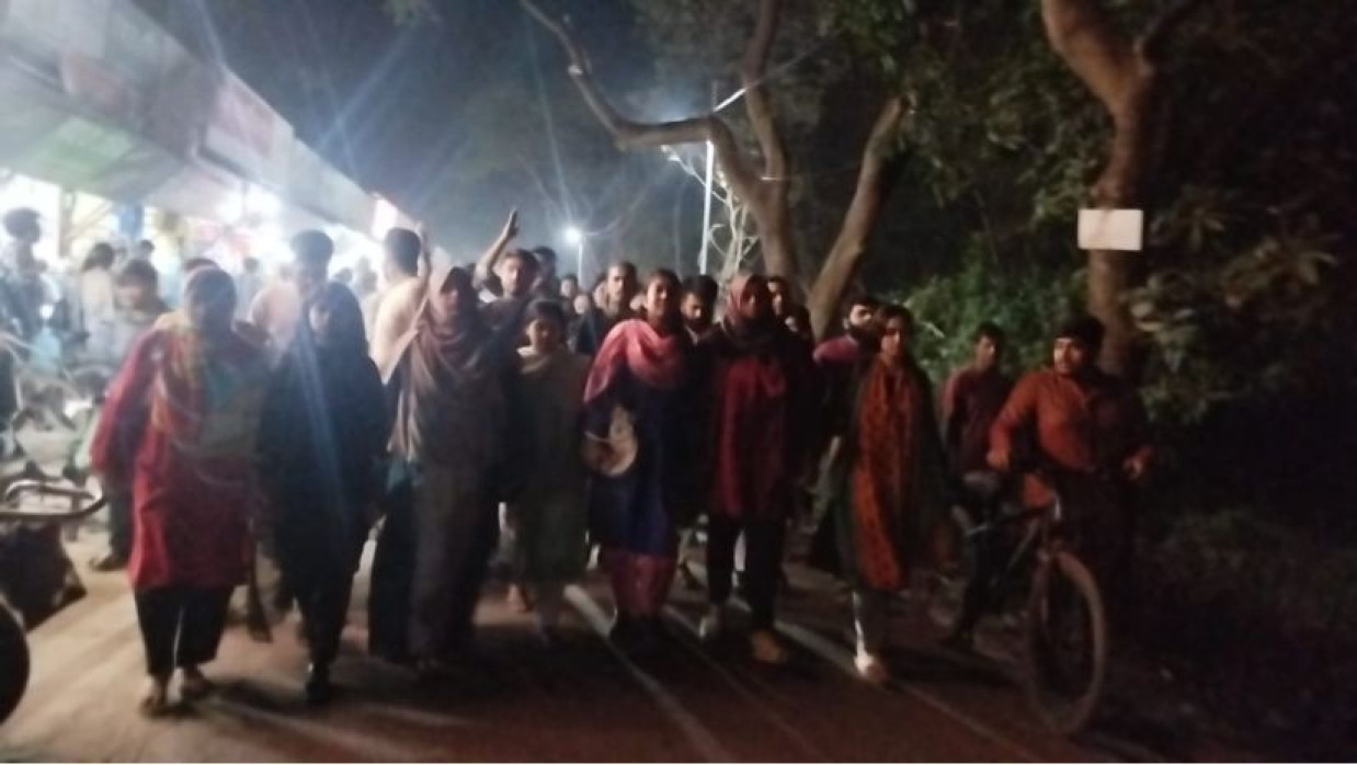 শিছিল করছে জাবি শিক্ষার্থীরা