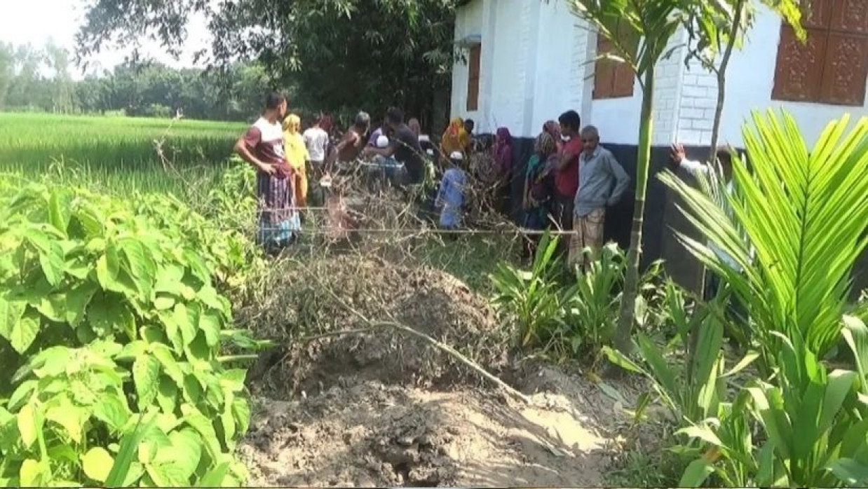 রাস্তা বন্ধ করলেন চা দোকানদার