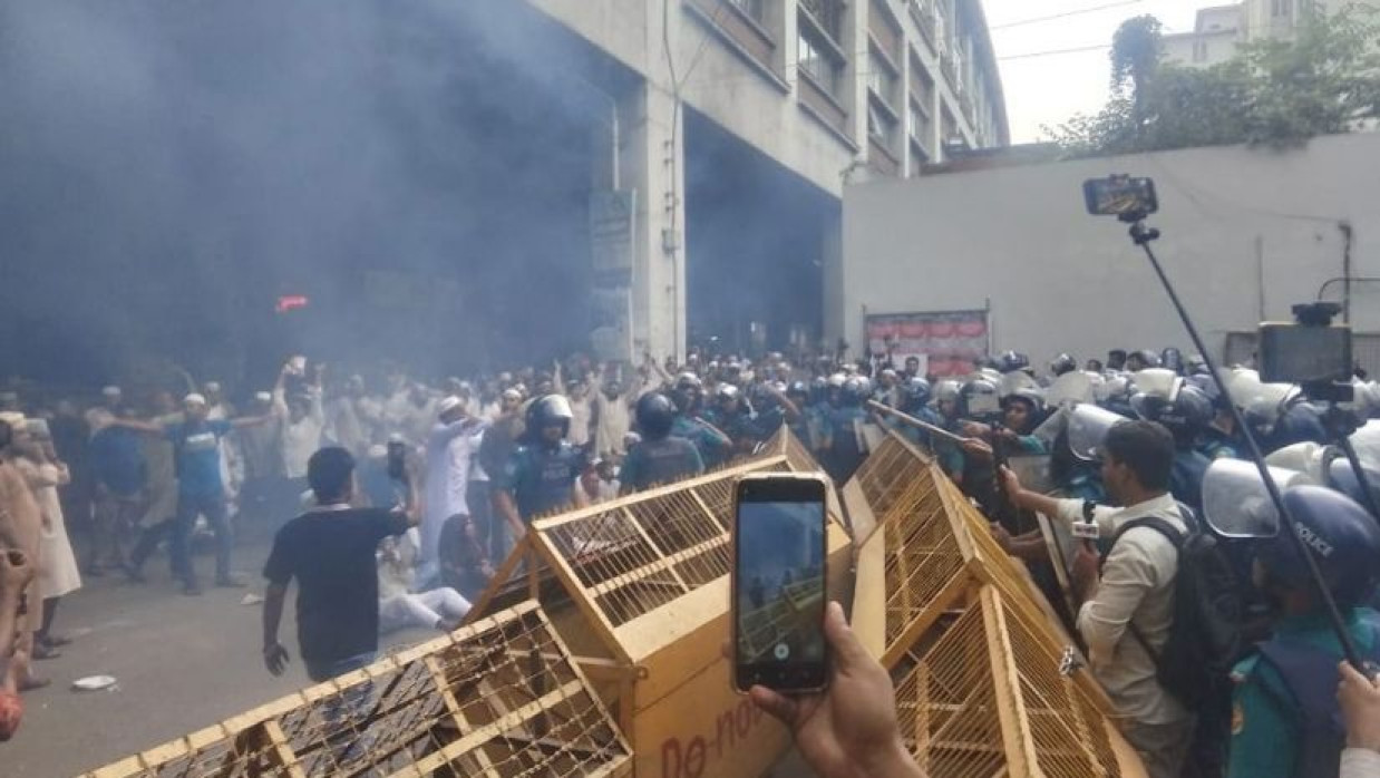 সচিবলায়ে ঢোকার চেষ্টা করলে জলকামান ও সাউন্ডগ্রেনেড নিক্ষেপ করা হয়