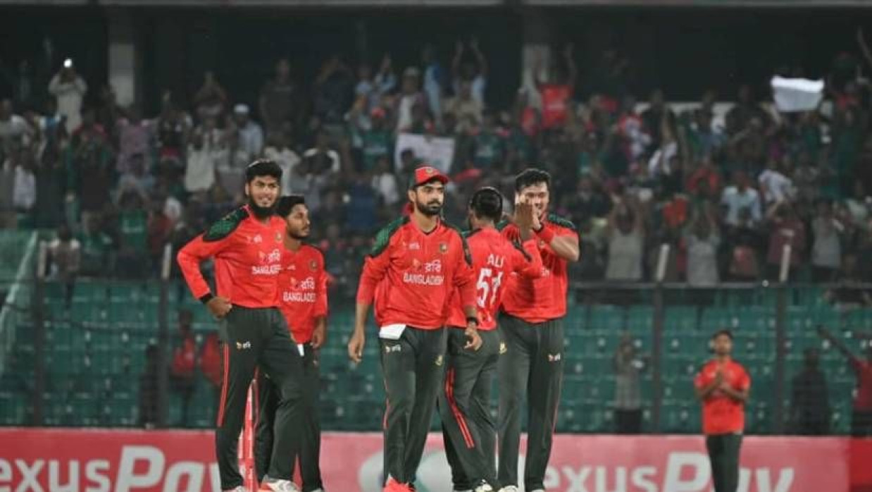 উইকেট নেওয়ার পর বাংলাদেশের খেলোয়াড়দের উদযাপন