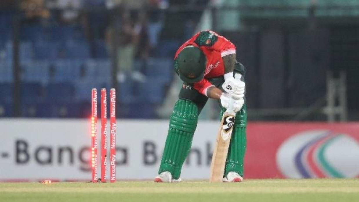 বোল্ড আউট হয়ে মাথা নিচু করে আছেন লিটন দাস