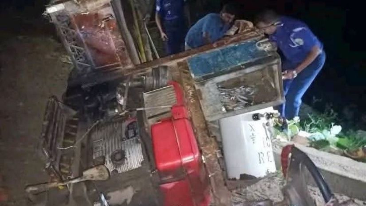 উল্টে যাওয়া ট্রলি