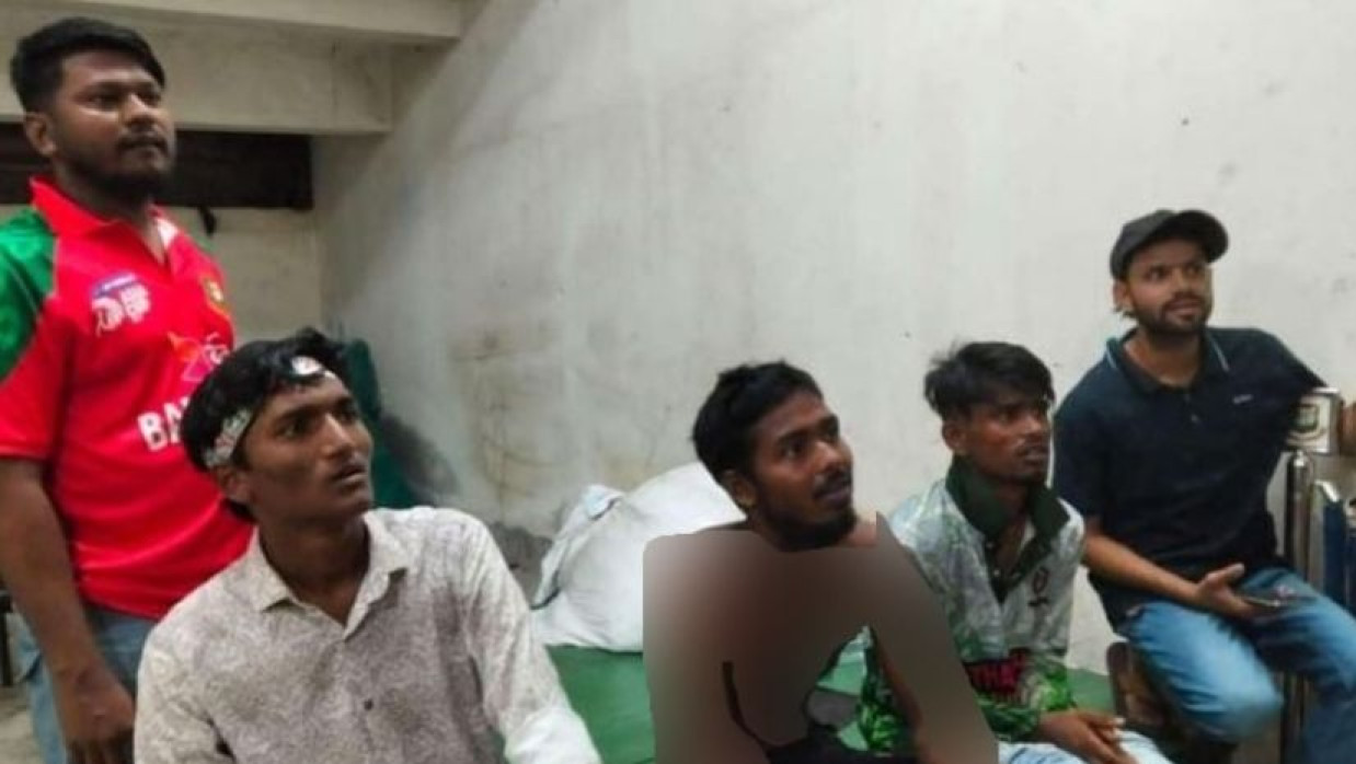 পুলিশ হেফাজতে নেওয়া কয়েকজন