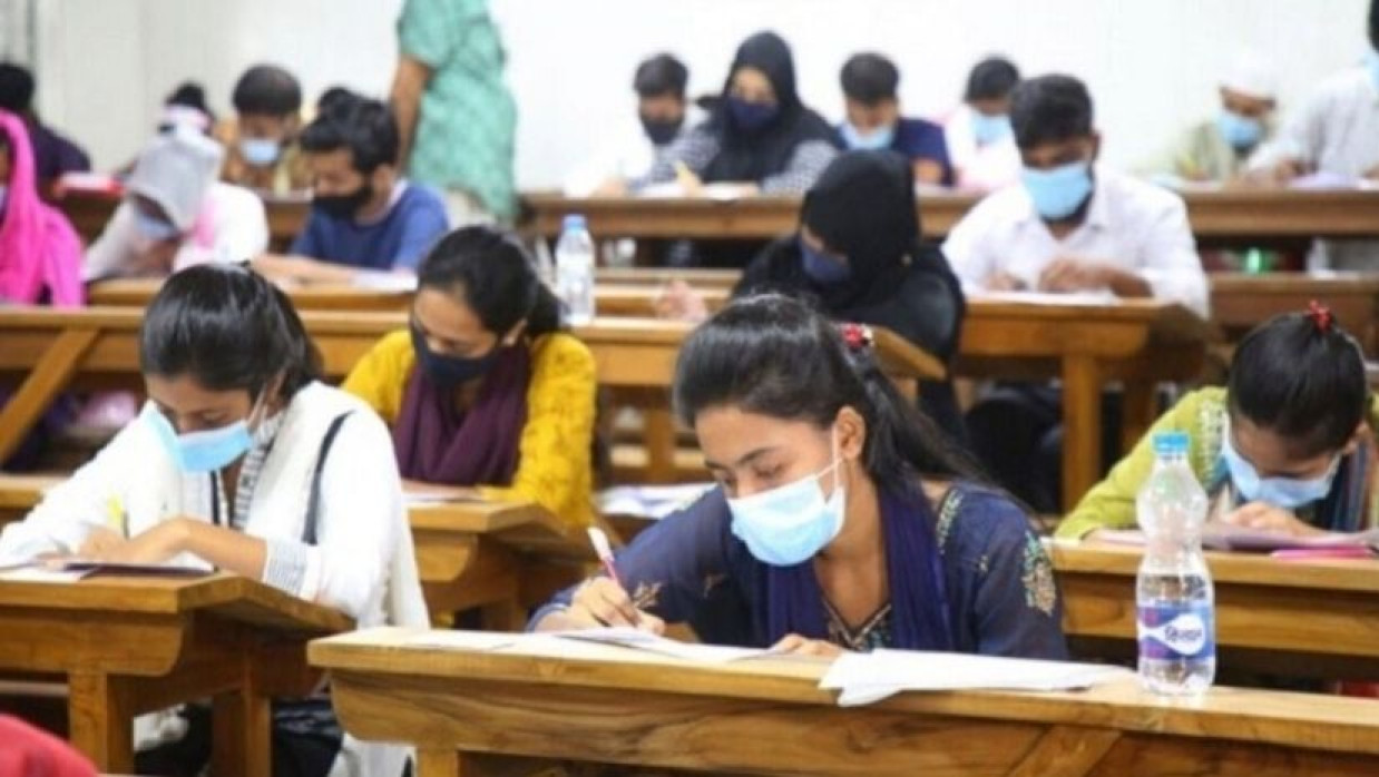 ভর্তি পরীক্ষা দিচ্ছেন শিক্ষার্থীরা