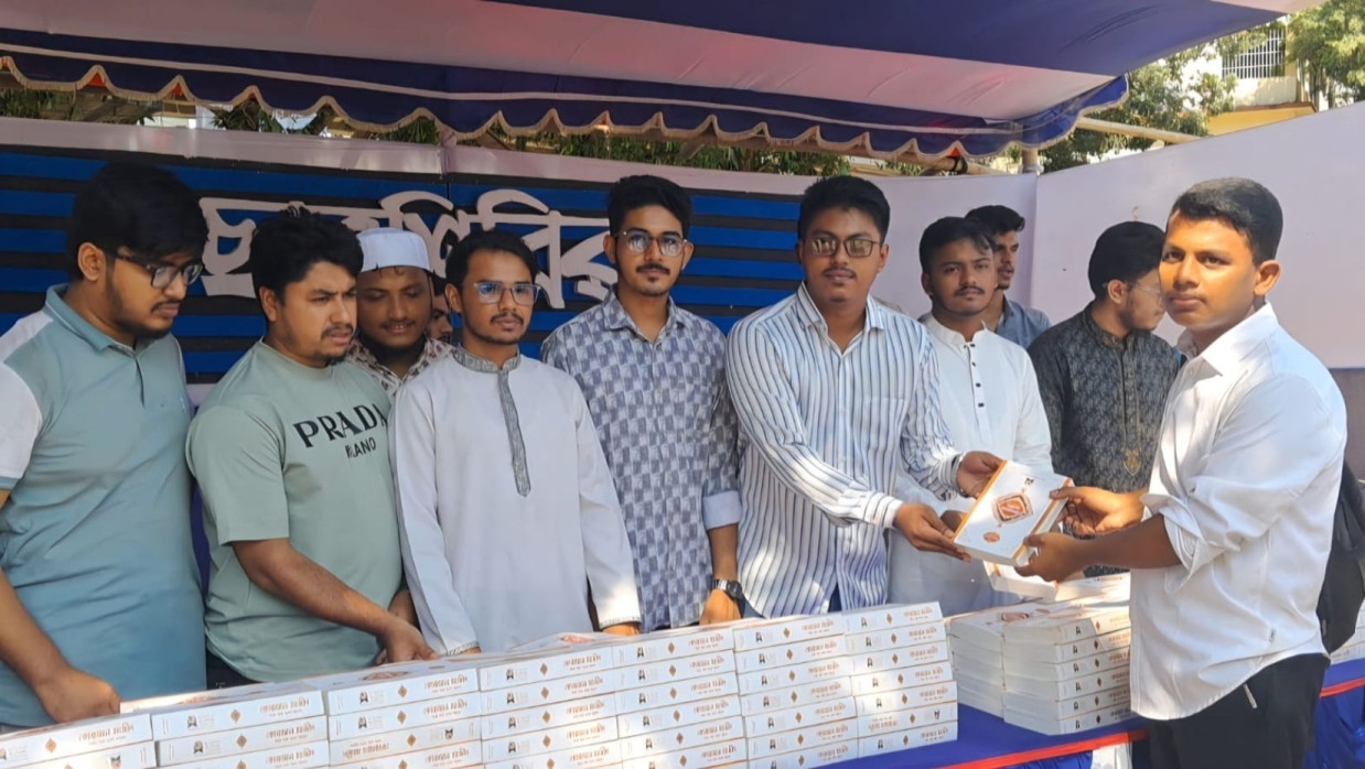 কুরআন বিতরণ কর্মসূচিতে