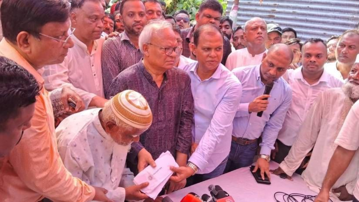 জন্মান্ধ গফুর মল্লিকের হাত সহায়তা তুলে দিচ্ছেন রুহুল কবির রিজভী আহমেদসহ অন্যরা