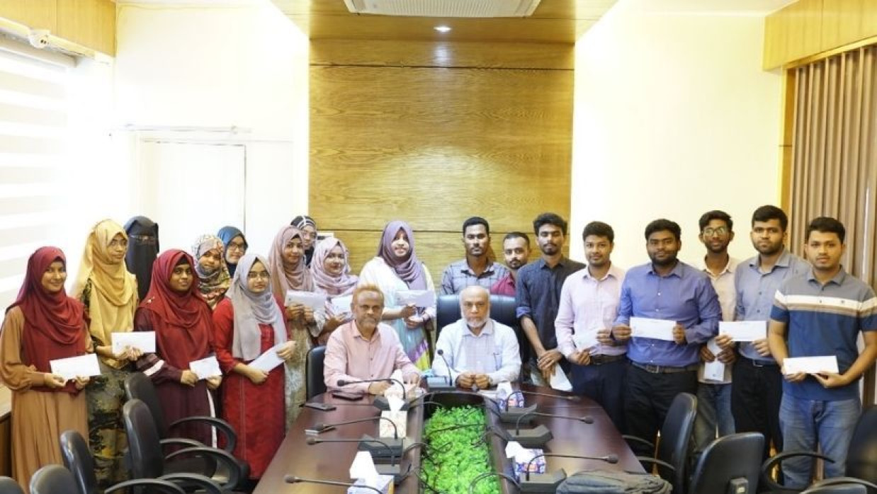 আনুষ্ঠানিকভাবে শিক্ষার্থীদের হাতে বৃত্তির অর্থ তুলে দেন উপাচার্য অধ্যাপক ড. এ. কে. ফজলুল হক ভূঁইয়া