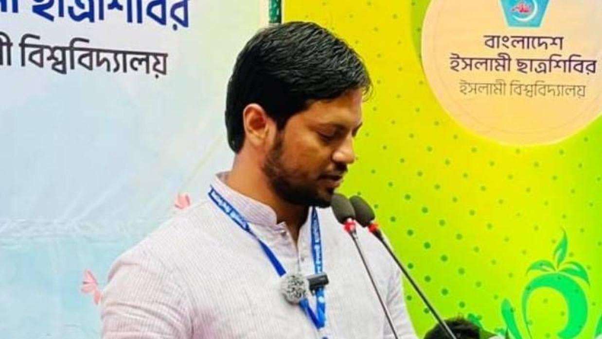 নবীনবরণ অনুষ্ঠানে বক্তব্য দিচ্ছেন ছাত্রশিবির সভাপতি জাহিদুল ইসলাম