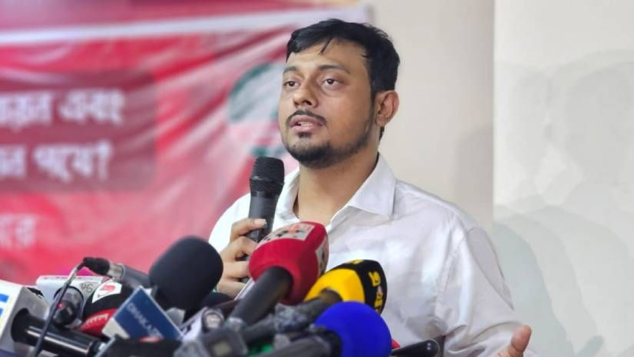 সেমিনারে বক্তব্য দিচ্ছেন এনসিপি মুখ্য সমন্বয়ক নাসীরুদ্দীন পাটওয়ারী