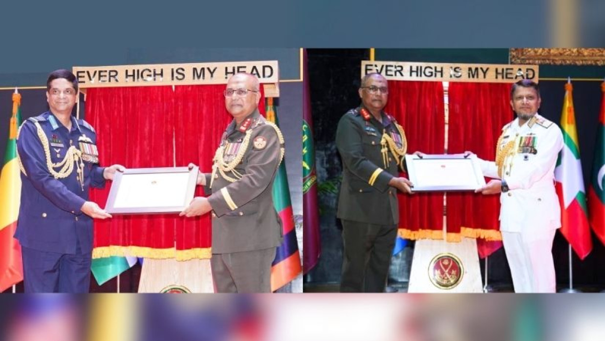 হল অব ফেইম অন্তর্ভুক্তি স্মারক গ্রহণকালে বিমান বাহিনী ও নৌবাহিনী প্রধান (বাম থেকে)