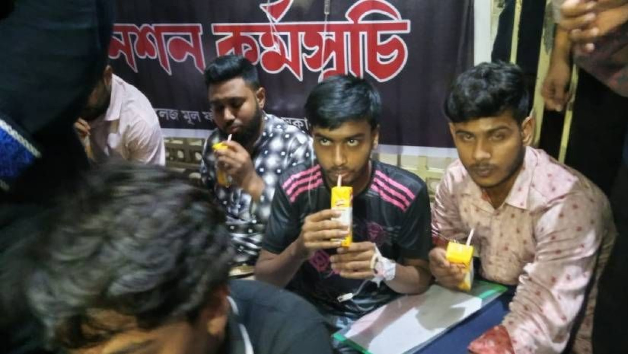 শিক্ষার্থীরা জুস পান করে আমরণ অনশন ভাঙেন