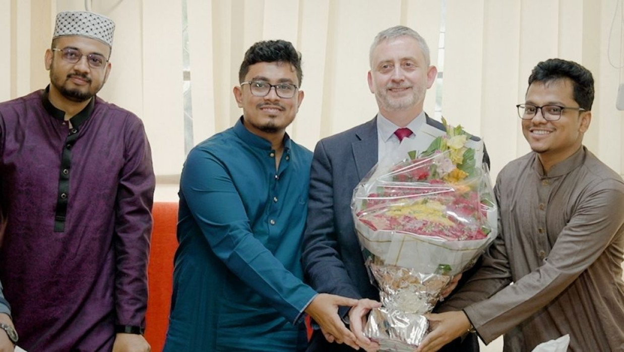 ডাকসু নেতাদের সাথে ইউরোপীয় ইউনিয়নের (ইইউ) রাষ্ট্রদূত মাইকেল মিলার