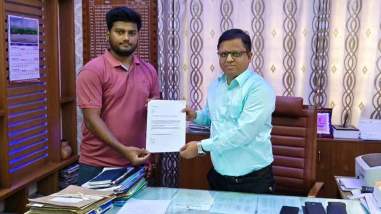 অতিরিক্ত জেলা প্রশাসক (সার্বিক) মো. সোহরাব হোসেন আবেদনপত্রটি গ্রহণ করেন