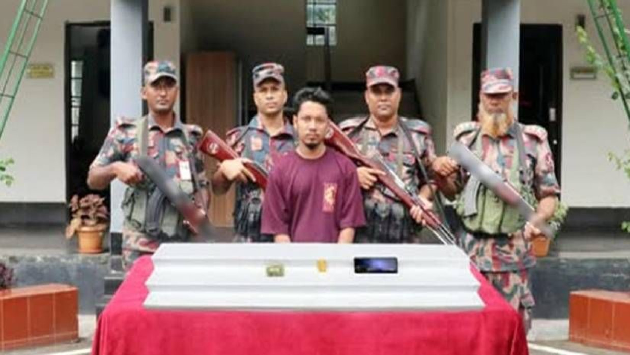 সোনার বারসহ আটক ব্যক্তি