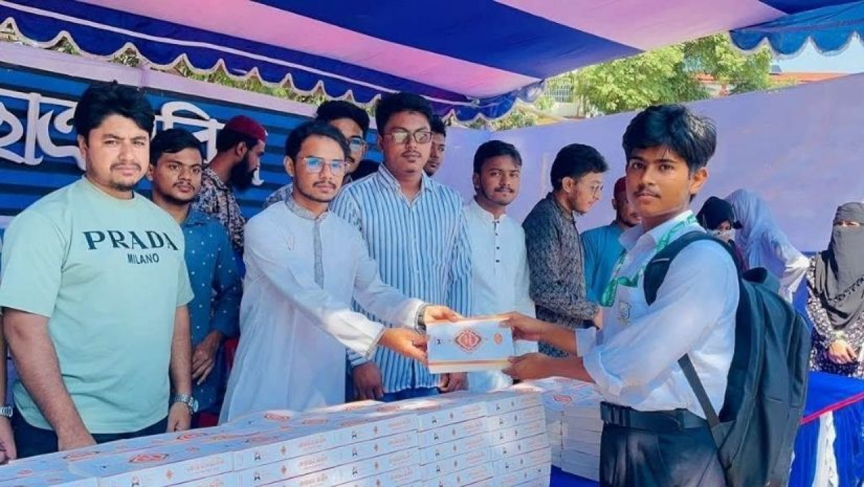 ব্রাহ্মণবাড়িয়ার সরকারি কলেজে শিবিরের অনুবাদসহ পবিত্র কোরআন বিতরণ