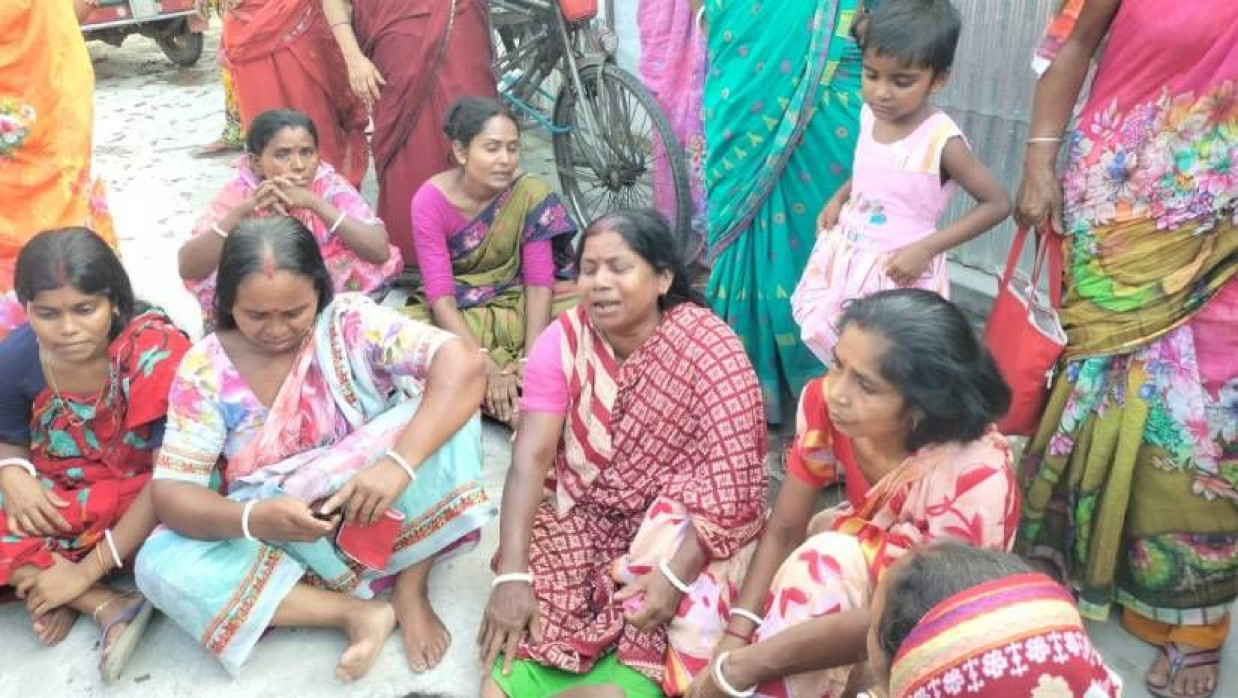 নিহত গৃহবধূর স্বজনদের আহাজারি