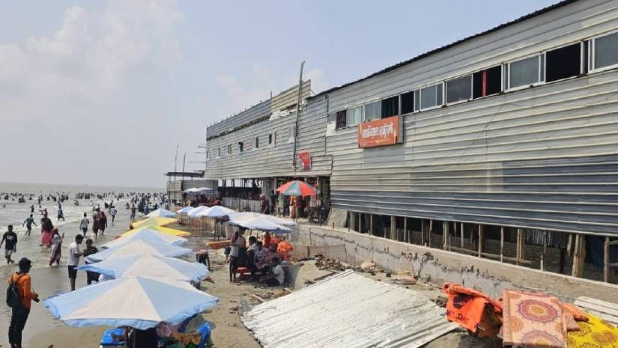 কুয়াকাটা সৈকতের জিরো পয়েন্টে সাগরপাড়ে নির্মিত সরদার মার্কেট