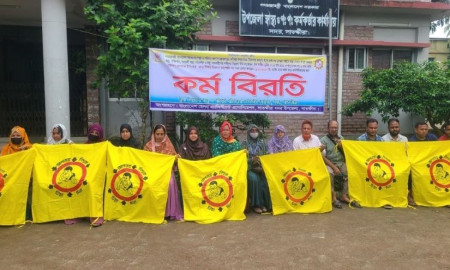 ৬ দাবিতে সাতক্ষীরায় কর্মবিরতিতে স্বাস্থ্য সহকারীরা