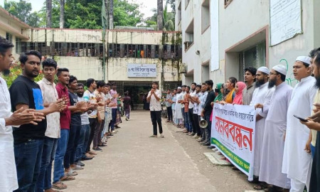 গলাচিপা উপজেলা স্বাস্থ্য কমপ্লেক্স সংস্কারের দাবিতে মানববন্ধন