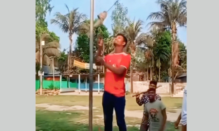 জাতীয় পতাকার স্ট্যান্ডে জুতা, কলেজছাত্র আটক