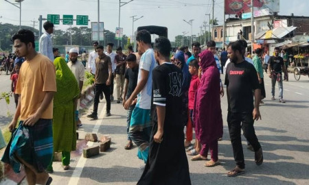 গোপালগঞ্জে বাসের ধাক্কায় স্কুলছাত্রী নিহত, সড়ক অবরোধ