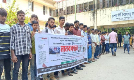 গলাচিপায় হাসপাতাল সংস্কার ও স্বাস্থ্য কর্মকর্তার অপসারণ দাবিতে মানববন্ধন 