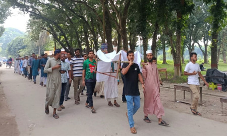 ইবি শিক্ষার্থী সাজিদ হত্যাকারীদের গ্রেপ্তারের দাবিতে প্রতীকী লাশ মিছিল