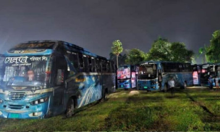 জাবি শিক্ষার্থীকে মারধরের অভিযোগে ৭টি সেলফি বাস আটকে রেখেছে শিক্ষার্থীরা 