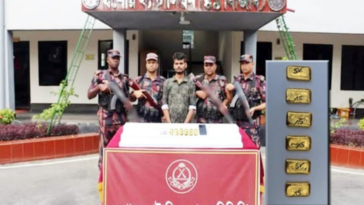 পাচারকারীকে আটক