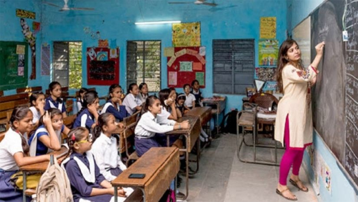 সরকারি প্রাথমিক বিদ্যালয় ক্লাস নিচ্ছেন শিক্ষক