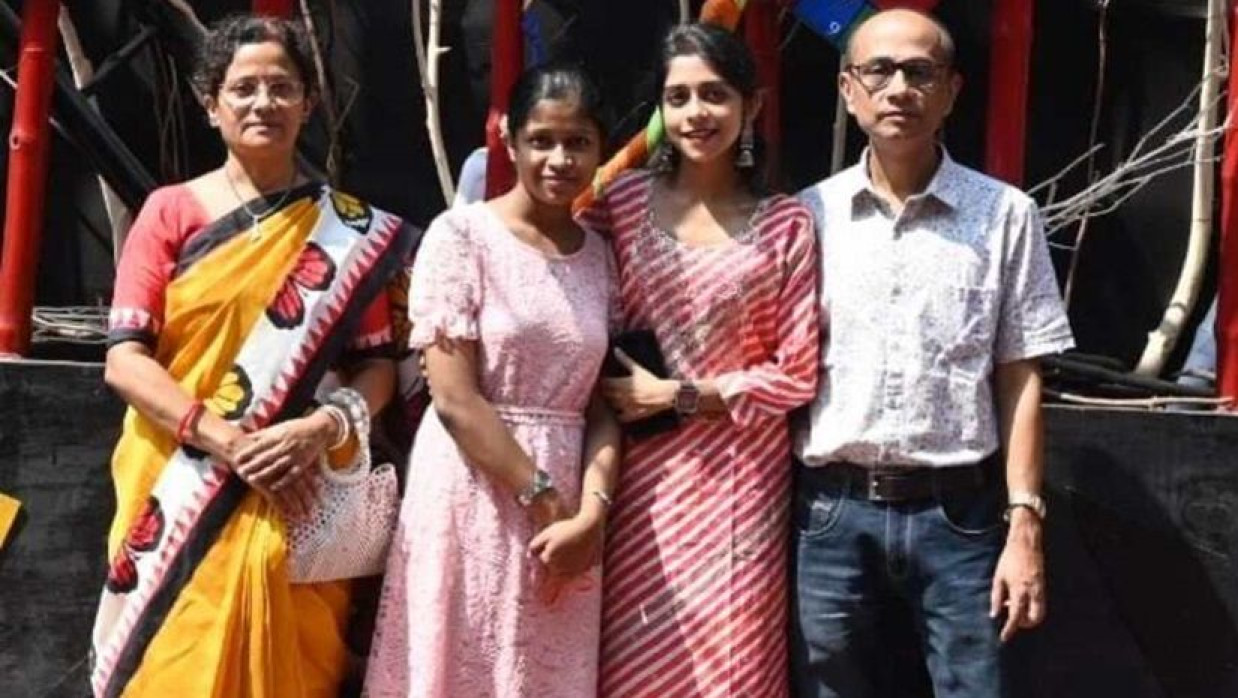 বাবা-মা-বোনের সঙ্গে অদ্রিজা গণ