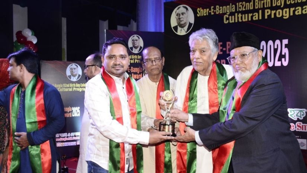 আবু সায়েমের হাতে শেরে বাংলা গোল্ডেন অ্যাওয়ার্ড তুলে দিচ্ছেন সংশ্লিষ্টরা